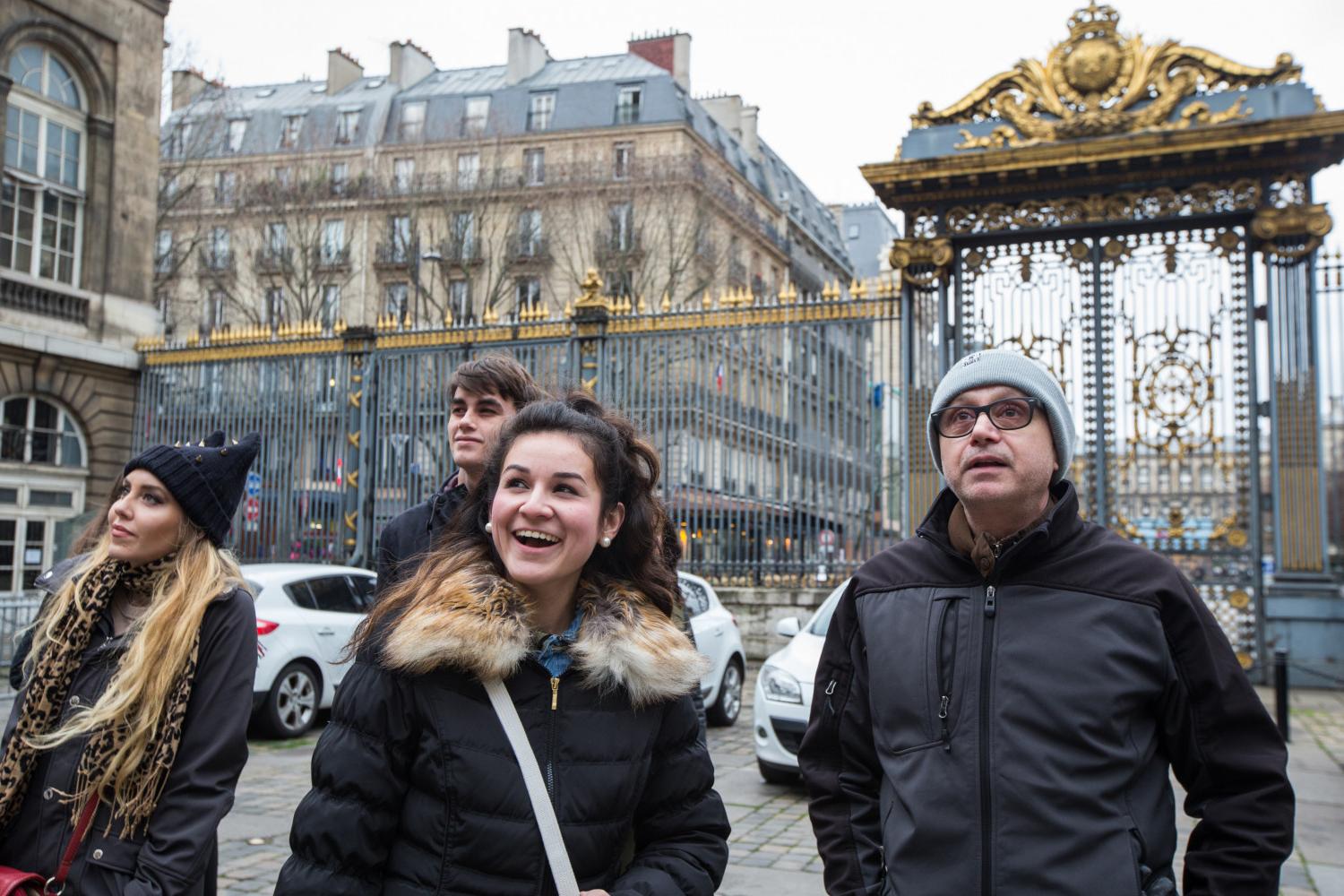 <a href='http://mofa.heparrest.net'>博彩网址大全</a> French Professor Pascal Rollet leads students on a study tour in Paris.